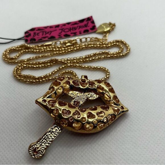 NECKLACE! Betsey Johnson Sexy Red Lips with Cigarette (black tip) BNWT - Picture 5 of 6